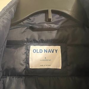 Old navy water resistant jacket barely used, good condition.